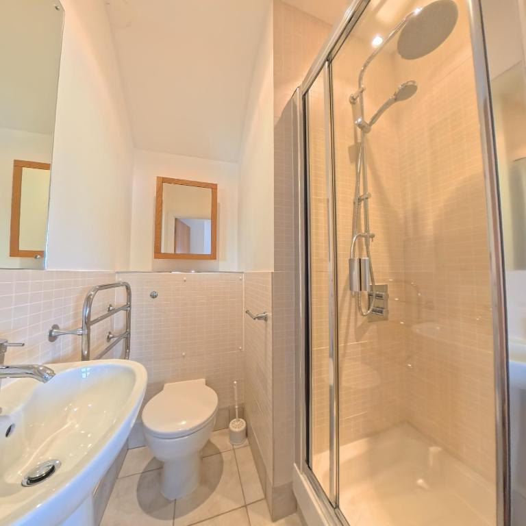 One of the two bathrooms at Tate Five